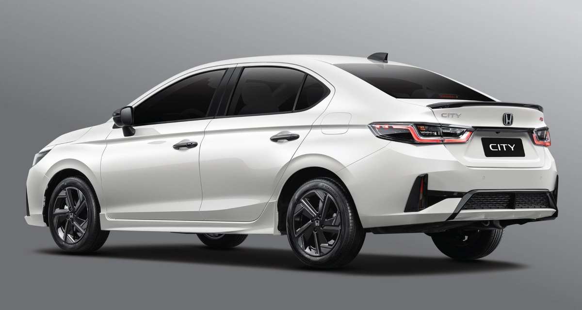 Honda City nhìn từ phía sau với cản sau và đèn hậu LED