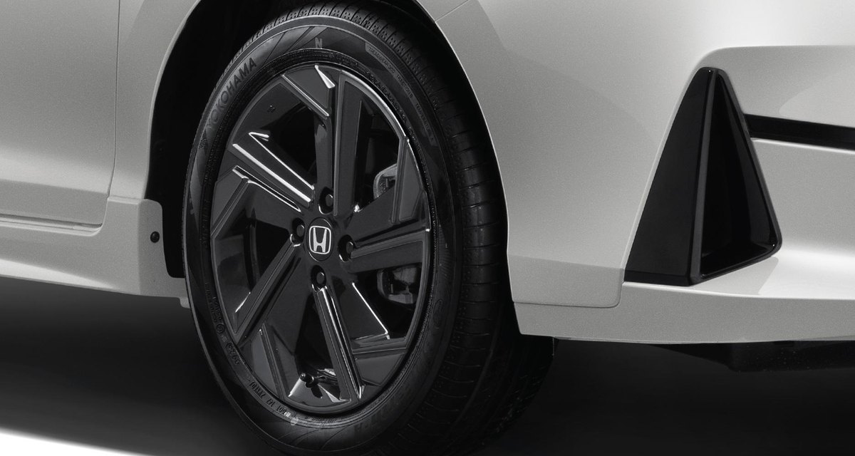 La-zăng 16 inch đa chấu màu đen bóng trên bản RS