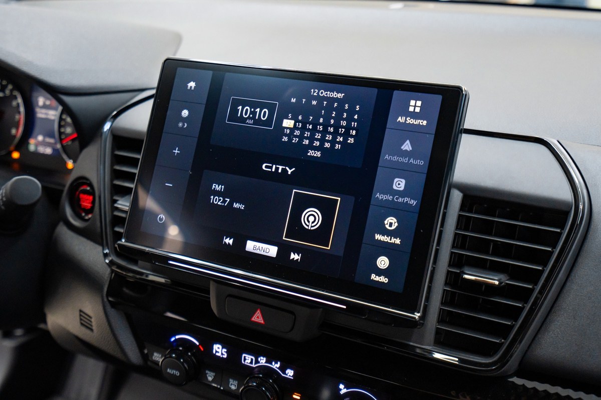 Màn hình giải trí 10 inch hiển thị Apple CarPlay, Android Auto và Radio