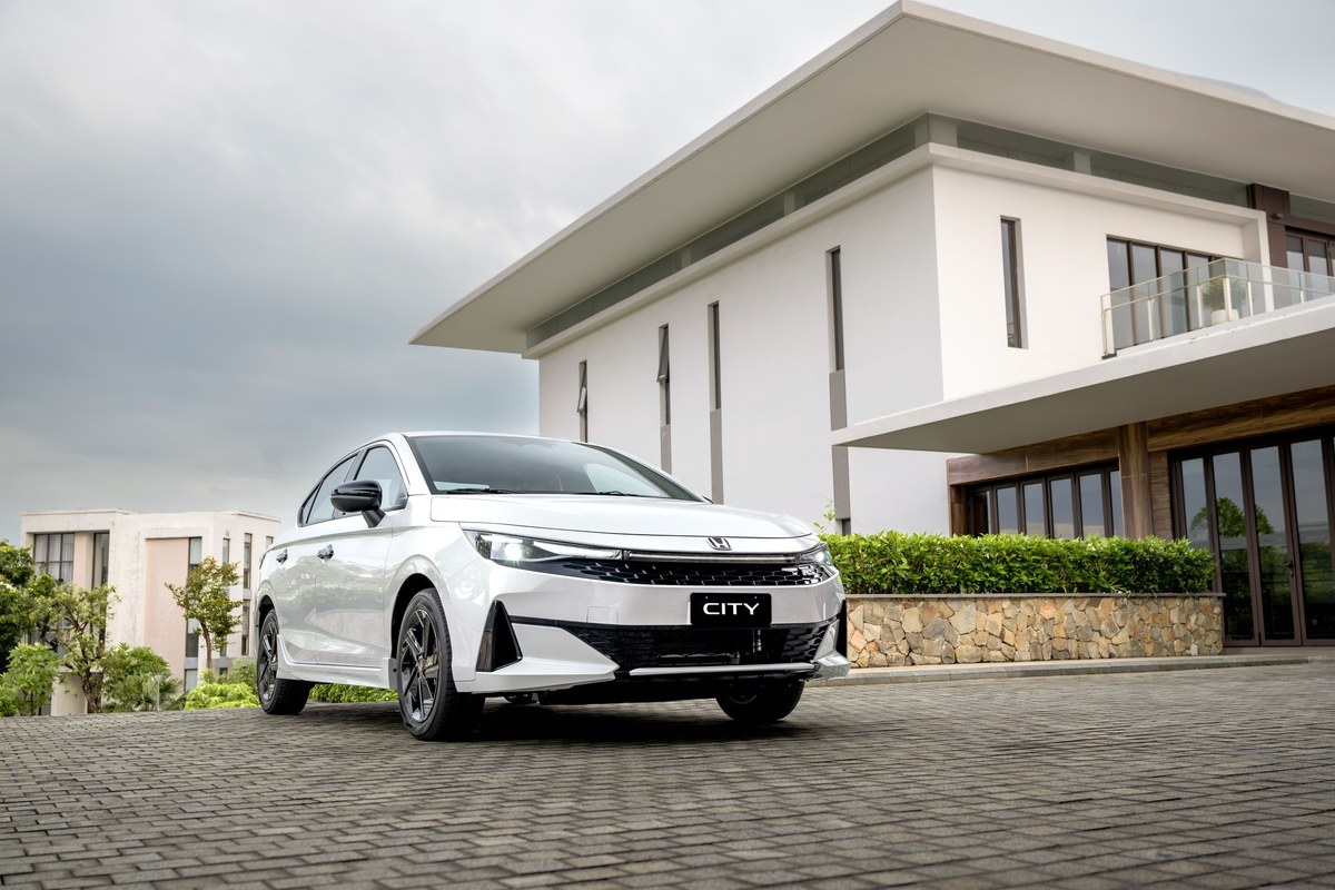 Honda City bản nâng cấp màu trắng nhìn từ phía trước